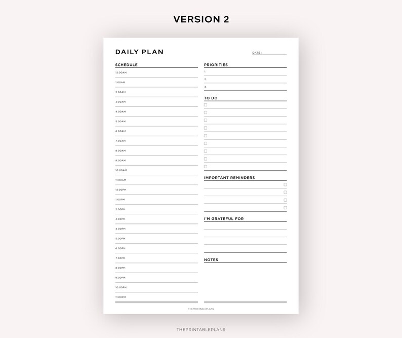 Puede incluir: Un planificador diario imprimible en blanco y negro con secciones para el horario, prioridades, tareas pendientes, recordatorios importantes, estoy agradecido por y notas.