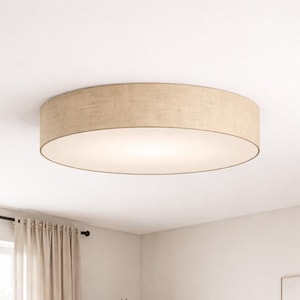 Può includere: Un lampada da soffitto rotonda a filo con paralume in tessuto beige. La luce ha un interno bianco ed è montata su un soffitto bianco. L'apparecchio è un elemento di design moderno per l'illuminazione interna, circa 40 cm di diametro.