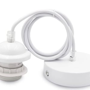 Puede incluir: Una lámpara de techo blanca con un cable blanco y una base blanca. La lámpara tiene una pantalla de metal blanca y un casquillo de plástico blanco.