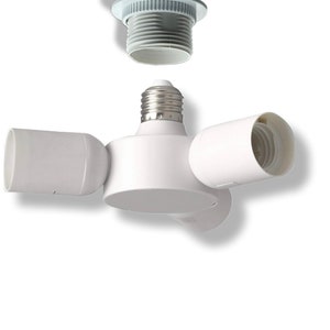 Op de afbeelding: Een witte plafondlamp met drie fittingen. De lamp heeft een ronde basis en drie armen die vanuit het midden uitstrekken. Elke arm heeft een fitting voor een lamp.