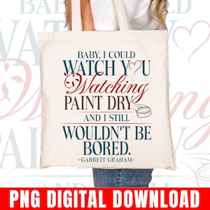 Peut inclure: Un sac fourre-tout en toile couleur crème avec un texte en bleu foncé et rouge qui indique : BABY, I COULD WATCH YOU Watching PAINT DRY AND I STILL WOULDN'T BE BORED. -GARRETT GRAHAM-. Le motif inclut un petit cœur rouge et un rouleau à peinture.