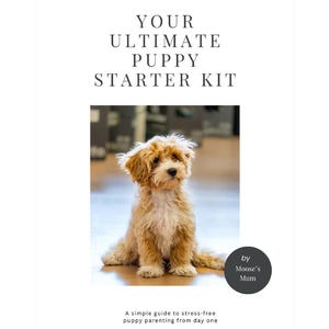 Könnte beinhalten: Buchcover mit dem Titel "YOUR ULTIMATE PUPPY STARTER KIT" und einem Foto eines kleinen, flauschigen, hellbraunen Welpen. Der Text "A simple guide to stress-free puppy parenting from day one" steht unter dem Foto. Das Buch ist von Moose's Mum.