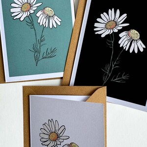 Set di 3 biglietti Pretty daisy - margherite doppie, stampati su carta riciclata al 100% di alta qualità, bianco brillante. Personalizzazione disponibile.
