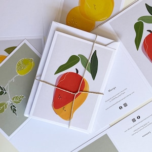 8 tarjetas de felicitación con ilustraciones de frutas: mango, manzana, limón y naranja. Impresas en cartulina blanca brillante de alta calidad, 100 % reciclada.