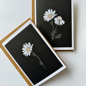 Daisy Cards - Conjunto de dois. Projetado e impresso na Austrália em cartão branco reciclado 100% de alta qualidade, 300gsm. Personalização disponível.