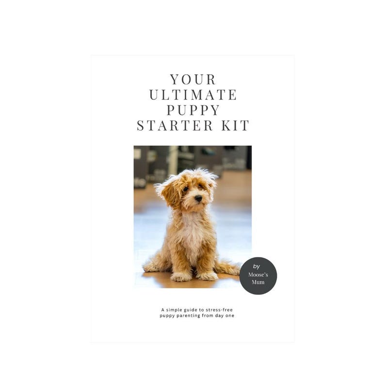 Puede incluir: Portada de libro con el t&iacute;tulo "YOUR ULTIMATE PUPPY STARTER KIT" y una foto de un cachorro peque&ntilde;o, esponjoso y de color marr&oacute;n claro. El texto "A simple guide to stress-free puppy parenting from day one" est&aacute; debajo de la foto. El libro es de Moose's Mum.