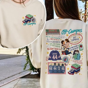 Könnte beinhalten: Ein cremefarbenes Sweatshirt mit Rundhalsausschnitt und einer kleinen Grafik auf der linken Brust, die gestapelte Bücher und Sneaker zeigt. Die Rückseite zeigt eine große, bunte Collage mit Illustrationen, darunter ein Keyboard, ein Paar, ein Trikot und Text.
