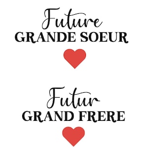 Peut inclure: Texte noir sur fond blanc : « Future GRANDE SOEUR » avec un cœur rouge en dessous. En dessous, le texte : « Futur GRAND FRERE » avec un cœur rouge en dessous.