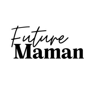 Peut inclure: Design graphique noir et blanc avec le texte "Future Maman" en écriture cursive.