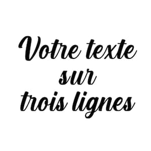 Peut inclure: Texte en écriture cursive noire sur fond blanc, qui dit "Votre texte sur trois lignes".
