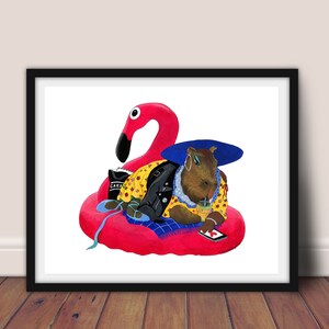 Könnte beinhalten: Ein Capybara mit einem blauen Hut, einem gelben Hemd und einer schwarzen Jacke sitzt auf einem rosa Flamingo-Schwimmreifen. Das Capybara hält ein Getränk und ein Telefon.