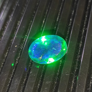 Pedra preciosa de pavão de alta qualidade Doublet Pavão Quartzo Pedra preciosa rara Forma oval Fogo azul de alta qualidade 12ct tamanho de anel perfeito 17X13X8
