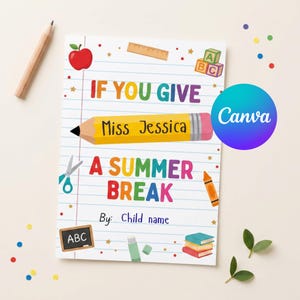 Può includere: Biglietto a tema scolastico con la scritta "If You Give Miss Jessica A Summer Break". Il design include una grande matita gialla, una mela rossa e altri materiali scolastici. Il logo Canva è visibile.