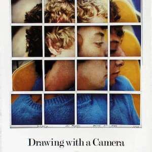 Peut inclure: Une affiche pour une exposition d'art présentant une photo du visage d'un jeune homme, divisée en neuf carrés. L'affiche est intitulée "Dessiner avec une caméra" et est pour une exposition à la galerie André Emmerich à New York.