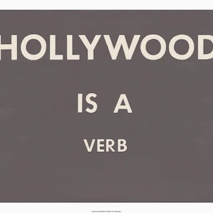 以下が含まれることがあります： 「HOLLYWOOD IS A VERB」という白い文字が書かれた濃い灰色のポスターです。
