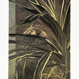 Könnte beinhalten: Ein Gemälde eines Männergesichts, das teilweise von großen, grün-gelb gestreiften Blättern verdeckt wird. Der Mann schaut zur Seite und hat eine Hand am Ohr.