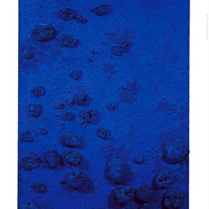"Originales Yves Klein Poster ""Relief eponge Blue"" als authentischer Ausstellungsdruck."