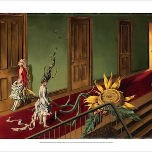 Op de afbeelding: Een surrealistisch schilderij van een gang met twee meisjes, een met lang, golvend haar en de andere met een zonnebloem die uit haar hoofd groeit. De gang heeft een rood tapijt en een trap die naar een deur leidt.
