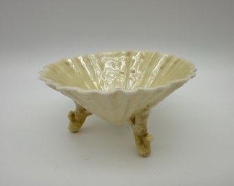 Belleek von Irland. 2te Markierung. c1891-1926. Offene Salzschale. ‘Neptun’ Napfschnecke. Creme und Gelber Lüster.