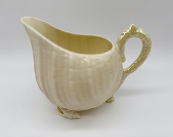 Belleek von Irland. 7er Mark/1er Gold Mark. ‘Neptun’, Milchkännchen. Creme und Gelber Lüster. (1980-1992).
