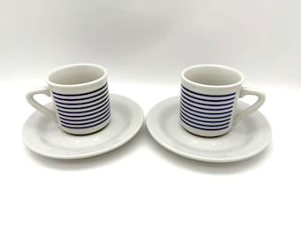 Italienisches Expresso Set von 2 . Marke 'Saturnia' aus Italien. 1980er Jahre. Weiß und blau gestreift.