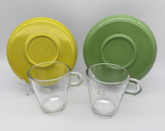 Nespresso Glass Espresso Tassen Set x 2: 'Lungo' Tassen, Holzkohle Untertassen mit grünem und gelbem Untergrund.