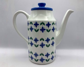 Vintage Midwinter Roselle coffee pot. Small flower design, on white, matt blue lid. Eve Midwinter design, Fine shape. England, 1968.