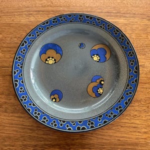 Royal Doulton of England, TITANIAN plate, 26cm, 1923, stamped. Design number D4223.Rare & collectible.