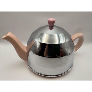 Retro engelsk tekanna, rosa keramik med kromlock, köksartiklar från 1950-talet.