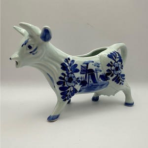 Vintage ‘Delft Blue’ Cow creamer/milk jug. Hand- painted. Made in Holland. 1970s.
