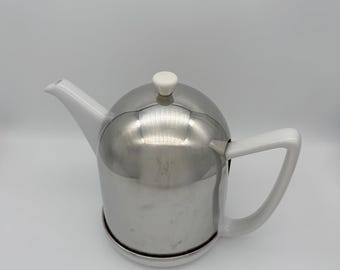 Bredemeijer ‘Cosy Manto’ 1 ltr ceramic teapot. Metal cosy. Holland.