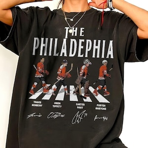 T-shirt Philadelphia Ice Hockey Walking Road Signatures Comfort Color, Travis Konecny Owen Tippett Porter Martone Carter Hart