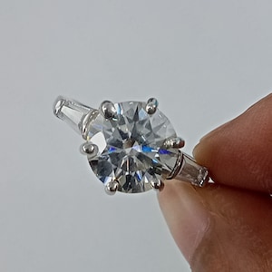 3.20CTW Round VVS1 Moissanite Three Stone Engagement Ring, Women&#39;s Ring, Gift For Her, Wedding Gift,Anniversary Ring, Diamond Wedding Ring