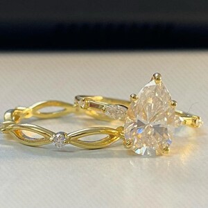 2.20 CTW Pear Cut Moissanite Engagement Ring Set, Pear Shape Diamond Ring, Pear Cut Wedding Ring, Teardrop Moissanite Ring, Gift for her