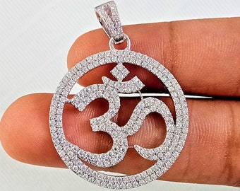 Pendentif 1.17Ct Real Moissanite, Pendentif religieux, Pendentif hindou OM, Pendentif personnalisé, Cadeau pour lui, Cadeau d’anniversaire, Plaqué or blanc 14K