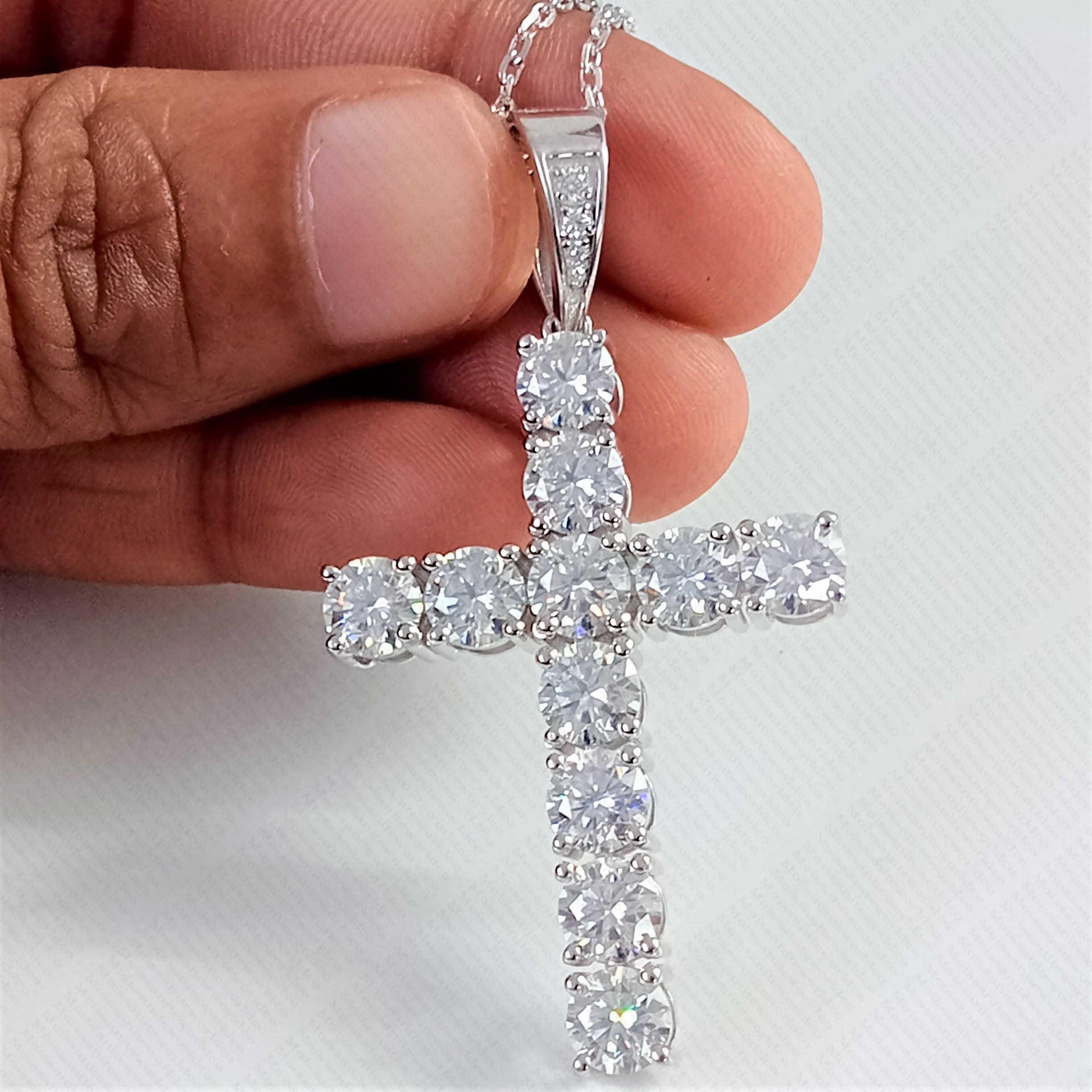 Pendentif croix en moissanite rond VVS1 de 4 mm, cadeau de mariage, pendentif en moissanite, cadeau d'anniversaire, pendentif en or blanc 14 carats, cadeau d'anniversaire, chaîne de 18 po.