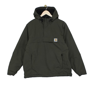 Può includere: Una giacca pullover color verde oliva Carhartt dotata di cappuccio con coulisse regolabili, una grande tasca frontale orizzontale con patta e una piccola toppa rettangolare con il logo Carhartt sulla tasca anteriore. Maniche lunghe.