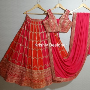 Puede incluir: Un lehenga rosa y naranja con bordados dorados. El lehenga incluye una blusa a juego y una dupatta rosa.