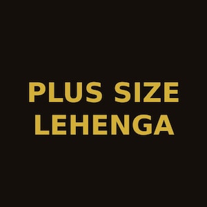 Könnte beinhalten: Schwarzer Hintergrund mit den Worten "PLUS SIZE LEHENGA" in goldener Schrift. Der Text ist zentriert und nimmt den größten Teil des Bildes ein.