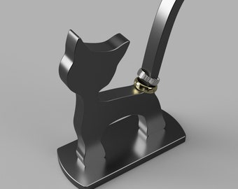 Peut inclure: Une figurine de chat en métal noir avec un porte-bague sur sa queue. Le chat est debout sur une base noire.