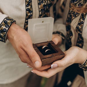 Hochzeit Ring Box aus Holz und Acryl, moderner Ringhalter mit Gravur, Ringhalter für Verlobung, Ringschälchen für Hochzeiten.