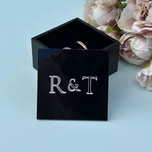 Op maat gegraveerde acrylringdoos - gepersonaliseerde zwarte trouwaandenken voor ringen, unieke ringhouder, elegant ringopslagcadeau.