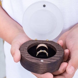 セレモニーリングボックス、結婚指輪ボックス、木製およびアクリル製のリングボックス。