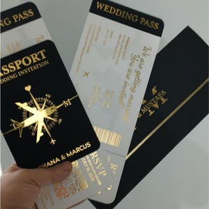 Ensemble de faire-part de mariage passeport de luxe - Carte d'embarquement en feuille d'or noir - Thème de voyage élégant pour les mariages à destination