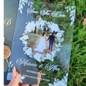 Elegante invitación de acrílico para guardar la fecha con fotografía personalizada, elegantes invitaciones de boda con imágenes, invitaciones ilustradas, invitaciones con flores silvestres