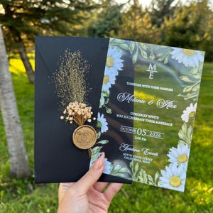 Invito di nozze in acrilico a tema margherita, invito trasparente premium, busta nera personalizzata con sigillo in ceralacca dorata, design di lusso personalizzato