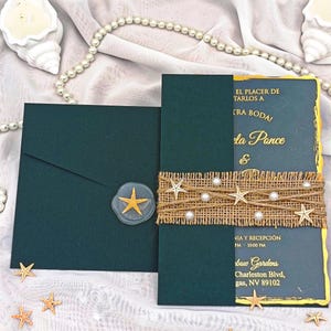 faire-part de mariage haut de gamme avec étoiles de mer | Invitation acrylique de feuille d'or de couleur vert émeraude | Carte de mariage à destination nautique côtière