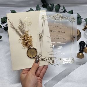Inviti di nozze beige personalizzati: eleganti acrilici, fiori secchi naturali e sigillo in ceralacca", inviti dorati