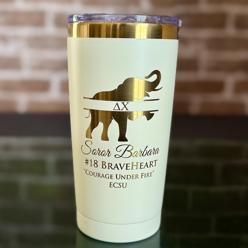 Vaso Delta Sigma Theta de 20 oz, estándar o personalizado, escudo grabado, color a elegir, regalo para hermandad Cream/Gold