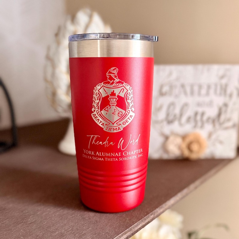 Vaso Delta Sigma Theta de 20 oz, estándar o personalizado, escudo grabado, color a elegir, regalo para hermandad Rojo